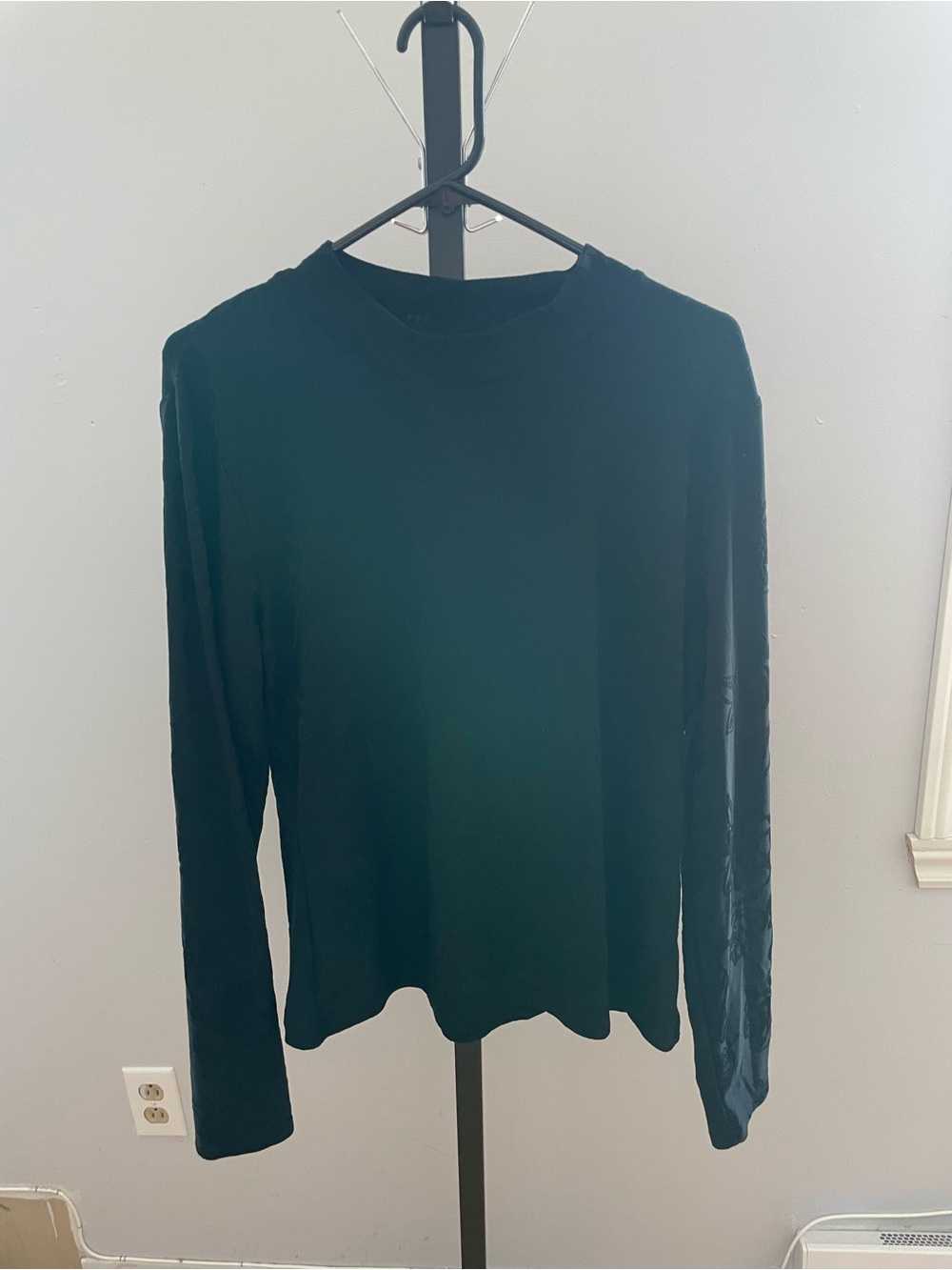 RW&CO. Black Long-Sleeve Crew Neck Top